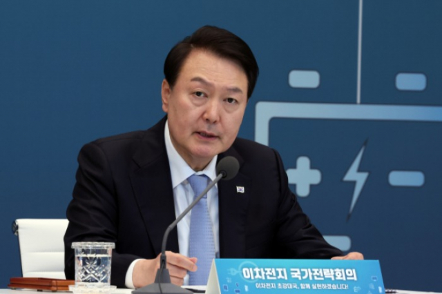 President　Yoon　Suk　Yeol　presides　over　a　national　strategy　meeting　for　the　rechargeable　battery　industry　on　April　20　(Courtesy　of　Yonhap　News)