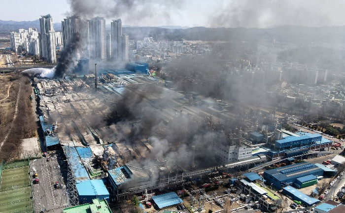 The　March　12　fire　burned　down　the　second　of　Hankook　Tire's　two　factories　in　Daejeon