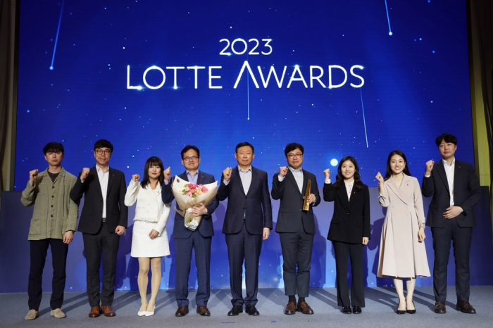 Lotte　Group　Chairman　Shin　Dong-bin　(center)　poses　with　honorees　of　Lotte　Awards　2023