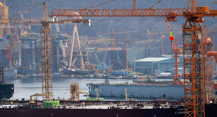 A　shipyard　on　Geoje　Island,　South　Korea