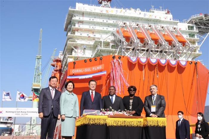 Former　S.Korean　President　Moon　Jae-in　(third　from　left)　attends　a　ceremony　in　2021　before　a　floating　LNG　(FLUNG)　facility　set　sail　from　Samsung　Heavy's　dockyard