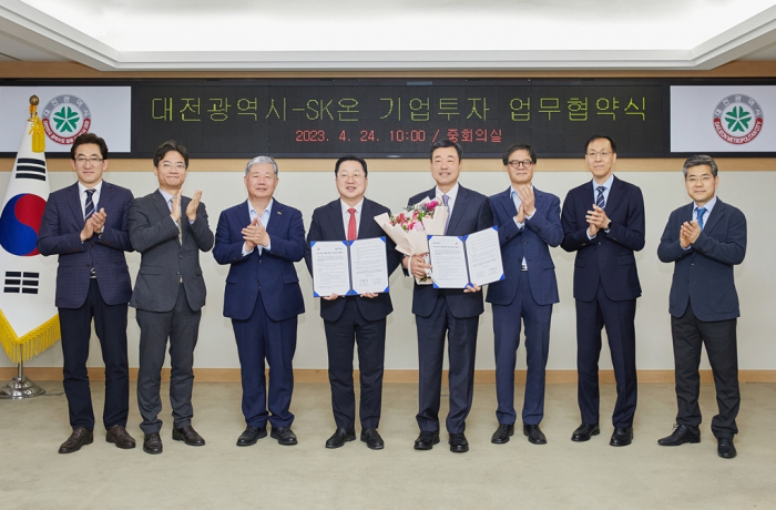 SK On President Jee Dong-seob (fifth from left) poses for a photo after signing a battery investment deal with Daejeon Sejong Research Institute