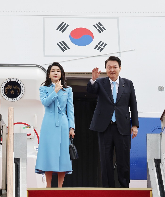 South Korean President Yoon Suk Yeol (right)