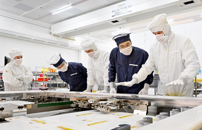 Samsung Electronics Vice Chairman Jay Y. Lee (second from right) at ASML's assembly line in 2022