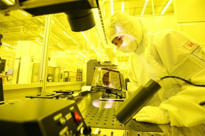 An　employee　at　Samsung　Electronics'　plant　in　Xi'an,　China