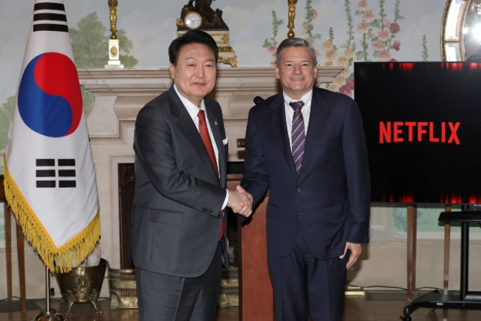 South　Korean　President　Yoon　Suk　Yeol　(left),　Netflix　Co-Chief　Executive　Ted　Sarandos　(Courtesy　of　Yonhap　News)