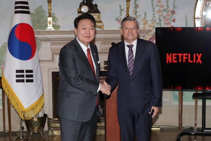 South Korean President Yoon Suk Yeol (left), Netflix Co-Chief Executive Ted Sarandos (Courtesy of Yonhap News)