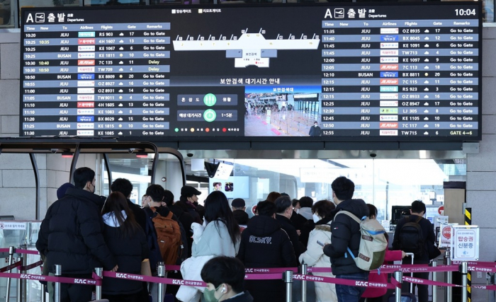 Crowds　at　Gimpo　International　Airport　domestic　terminal　in　Seoul.　South　Korea’s　economy　grew　0.3%　in　the　first　quarter　as　higher　spending　on　leisure　and　tourism　boosted　private　consumption　(File　photo,　courtesy　of　Yonhap)