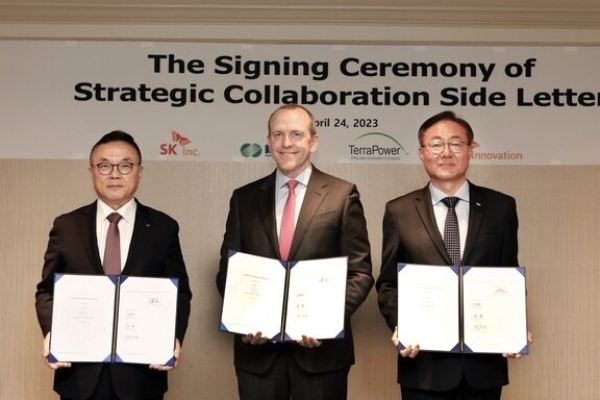 Whang　Ju-ho,　president　of　Korea　Hydro　&　Nuclear　Power　(from　left)　Chris　Levesque,　CEO　of　TerraPower,　and　Kim　Jun,　Vice　Chairman　of　SK　Innovation