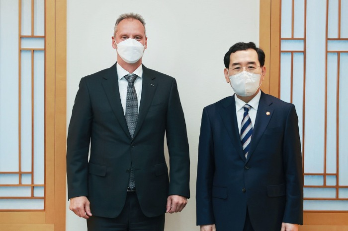 Lee Chang-yang, the Minister of Trade, Industry and Energy (right) and Michael Schoellhorn, CEO of Airbus DS in November 2022