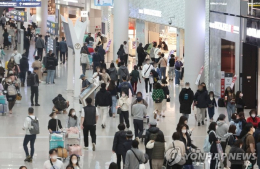 Chinese buy cosmetics, Japanese pick groceries in Korea: Survey