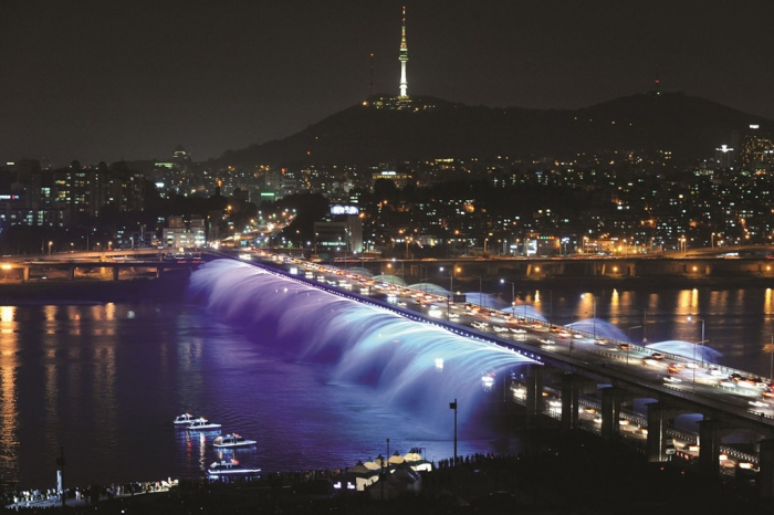 Illuminated fountain show at the Banpo Bridge above the Jamsugyo Bridge where Louis Vuitton will premiere a fashion show on April 29, 2023 (Courtesy of Louis Vuitton and the Seoul Metropolitan Government)