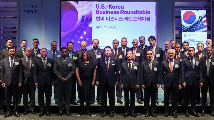 President　Yoon　Suk　Yeol　(sixth　from　left)　poses　after　the　Korea-US　business　roundtable　meeting　on　April　25