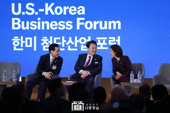 President Yoon (center) hosts the US-Korea Business Forum for high-tech industries