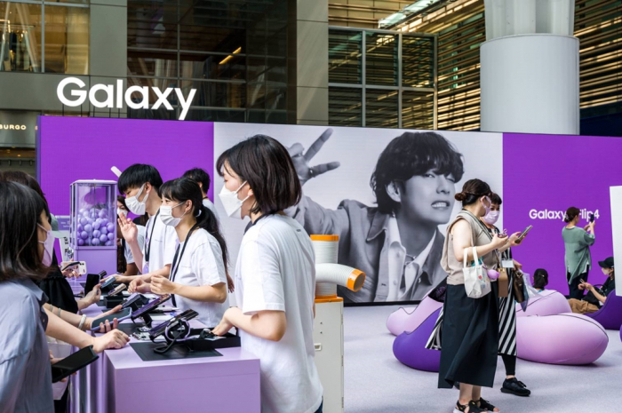 Samsung　holds　a　Galaxy　smartphone　promotional　event　in　Tokyo　featuring　images　of　K-pop　group　BTS