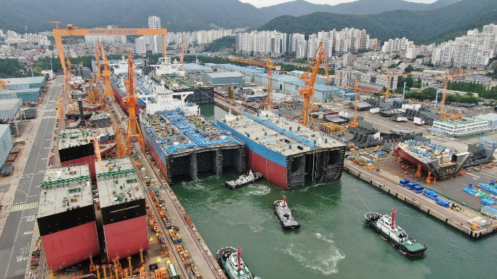 Daewoo　Shipbuilding　&　Marine　Engineering's　dockyard　in　Geoje,　South　Korea