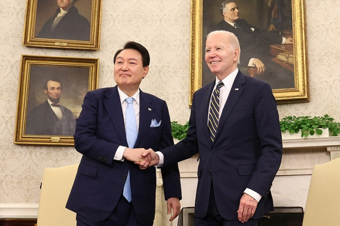 South　Korean　President　Yoon　Suk　Yeol　(left)　shakes　hands　with　US　President　Joe　Biden　in　White　House　on　April　26　(Courtesy　of　Yonhap)