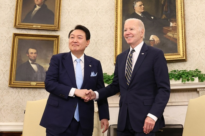 South Korean President Yoon Suk Yeol (left) shakes hands with US President Joe Biden in White House on April 26 (Courtesy of Yonhap)