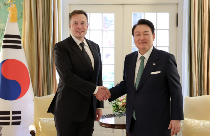 South　Korean　President　Yoon　Suk　Yeol　(right)　shakes　hands　with　Tesla　CEO　Elon　Musk　at　Blair　House　in　Washington,　D.C.　on　April　26　(Courtesy　of　Yonhap)