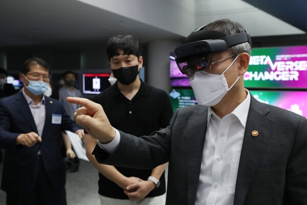 Lee　Jong-ho,　South　Korean　Science　and　ICT　Minister,　experiences　metaverse　content