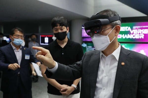 Lee Jong-ho, South Korean Science and ICT Minister, experiences metaverse content