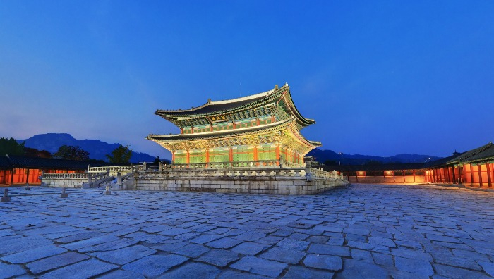 The　night　view　of　Gyeongbokgung　Palace　in　Seoul