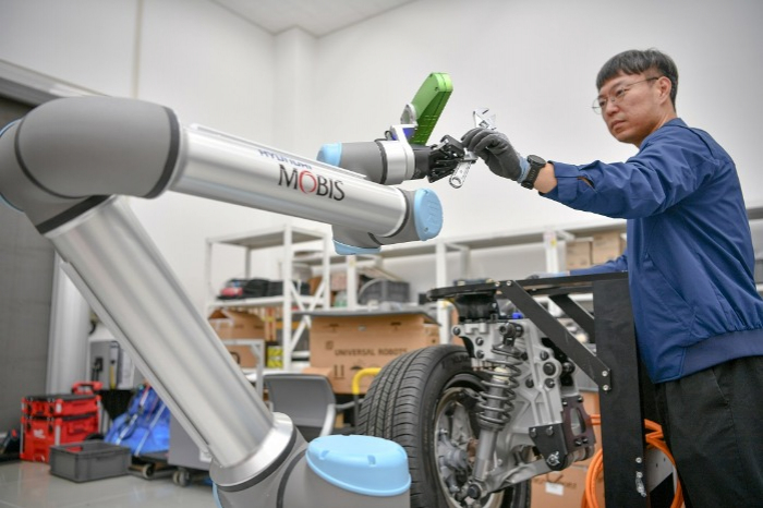 Collaborative　robots　developed　by　Hyundai　Mobis　(Courtesy　of　Hyundai　Mobis)