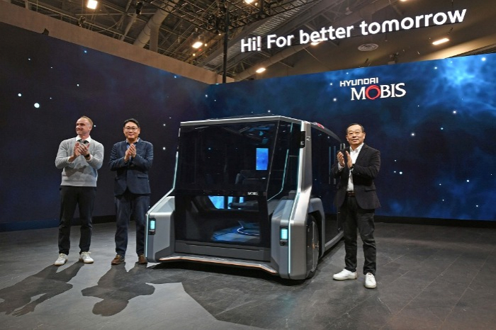 (Left to Right) Jeffrey Helner, team leader, Mobis Technical Center of North America, Cheon Jae-seung, head of FTCI (Future Technology Convergence Institute) and Hyundai Mobis President Cho Sung-hwan on stage at CES 2023 with the M.VISION TO, a new future mobility concept vehicle, in Las Vegas on January 5, 2023 (Courtesy of Hyundai Mobis)