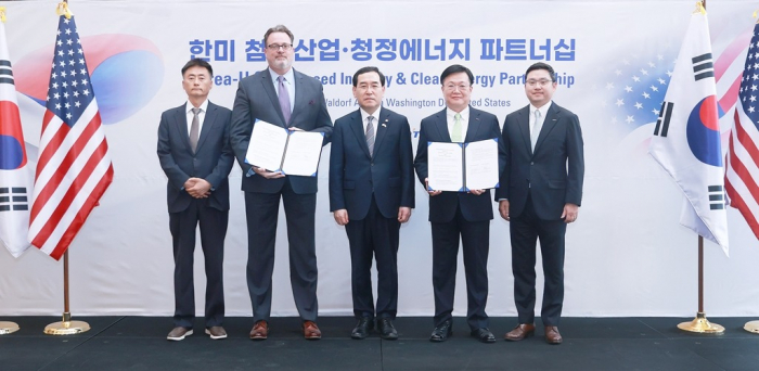 Rockwell Automation Regional Director for Korea Lee Yong Ha (from left), Rockwell Automation Vice President Ed Moreland, South Korea’s Minister of Trade, Industry and Energy Lee Chang-Yang, Doosan Corp. President Moon Hongsung and Doosan Robotics CEO Ryu Junghoon pose for a picture after signing an MOU on April 25, 2023 at the Waldorf Astoria in Washington, D.C. (Courtesy of Doosan)
