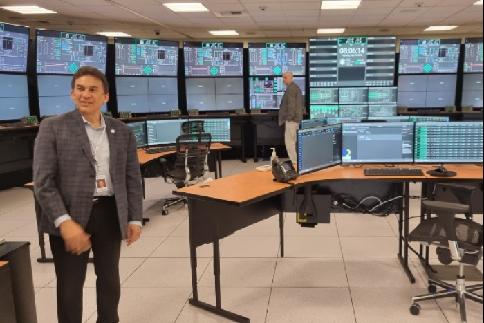 NuScale　Power　CTO　Jose　Reyes　(on　left)　inside　the　company’s　mock　control　room　in　its　Corvallis,　Oregon　office