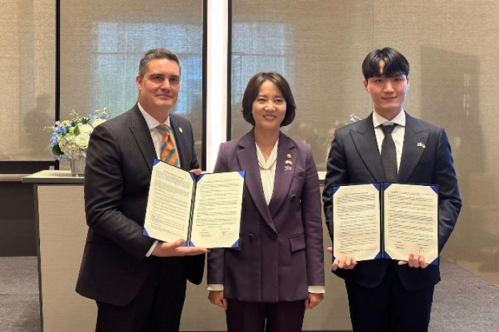 CEO　of　US　National　Sleep　Foundation　John　Lopos　(from　left),　South　Korean　Minister　of　SMEs　and　Startups Lee　Young,　CEO　of　Asleep　Lee　Dong-heon