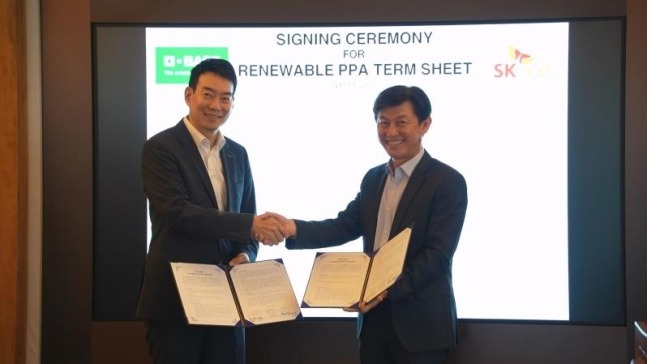 BASF Korea CEO Song Joon (left) and SK E&S General Manager Lim Si-jong