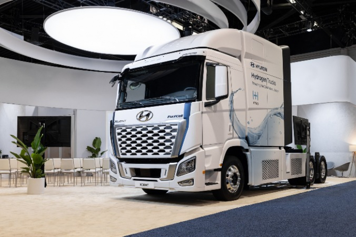 Hyundai　Motor's　XCIENT　Fuel　Cell　Tractor