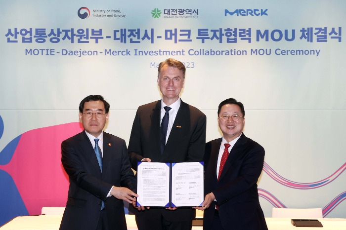 South　Korean　Minister　of　Trade,　Industry　&　Energy　Lee　Chang-yang　(from　left),　Merck’s　Life　Science　Division　CEO　Matthias　Heinzel,　and　Daejeon　Mayor　Lee　Jang-woo