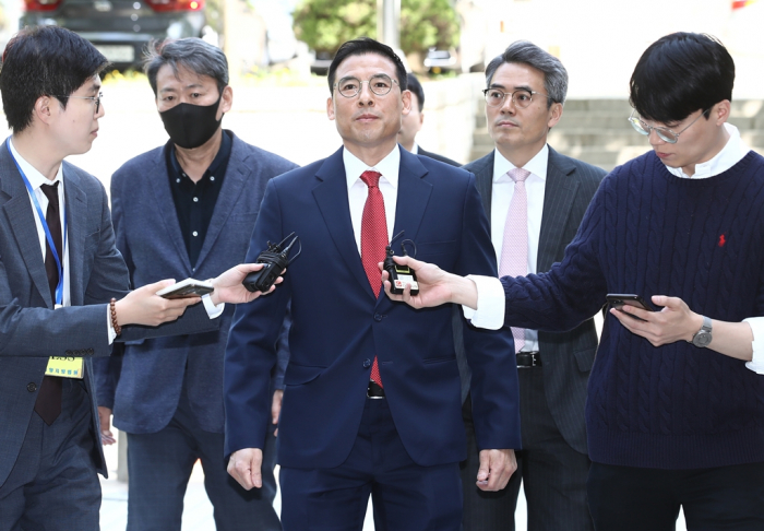 Cho　Hyun-moon　(center),　a　former　Hyosung　vice　president　and　the　second　son　of　former　Chairman　Cho　Suck-rai,　arrives　at　court　for　trial　on　May　3,　2023　(Courtesy　of　News1)