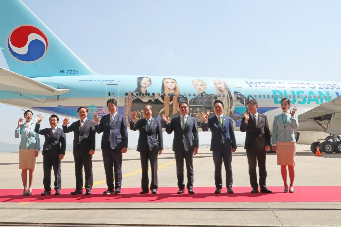 Prime　Minister　Han　Duck-soo　(fifth　from　left),　Chairman　and　CEO　of　Korean　Air　Cho　Won-tae　(fourth),　SK　Group　Chairman　Chey　Tae-won　(sixth)　and　other　dignitaries　take　a　photo　in　front　of　the　special　designed　aircraft　(Courtesy　of　Korean　Air)