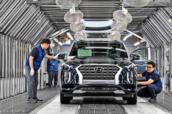 Hyundai　Motor　employees　checking　a　Palisade　SUV　at　the　Ulsan　plant　(Courtesy　of　Hyundai)
