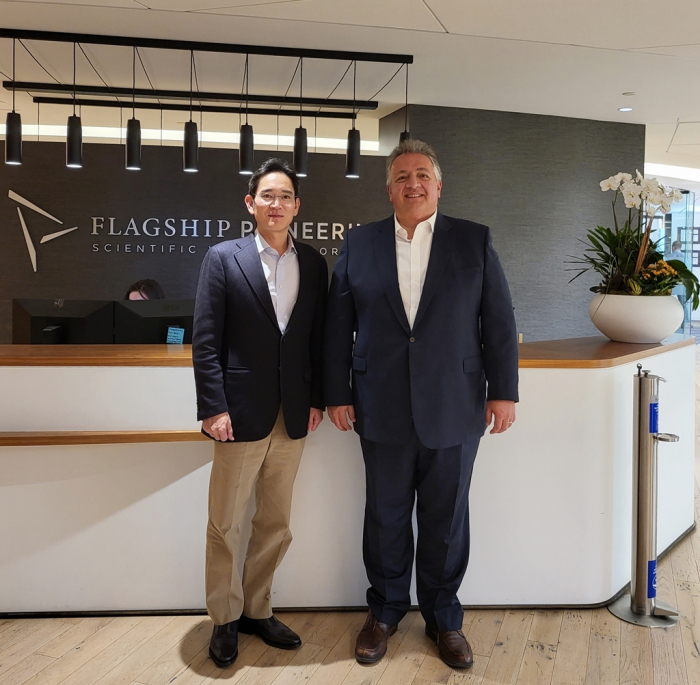 Samsung Chairman Jay Y. Lee (left) meets with Moderna co-founder and Flagship Pioneering CEO Noubar Afeyan in Massachusetts, US, in November 2021