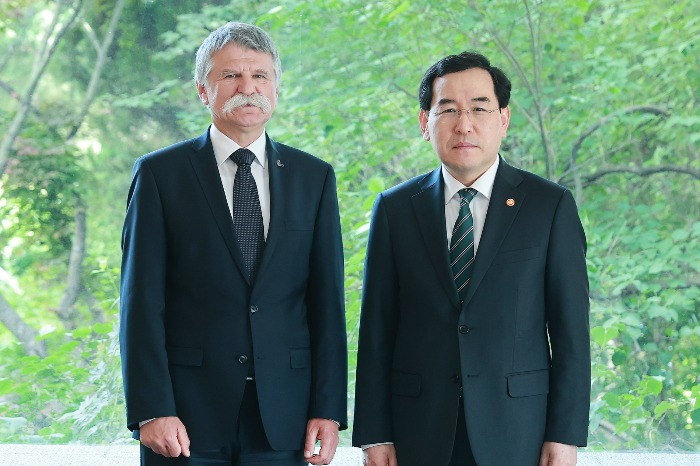 South　Korea's　Minister　of　Trade,　Industry　and　Energy　Lee　Chang-yang　(right)　and　László　Kövér,　the　Speaker　of　the　National　Assembly　of　Hungary