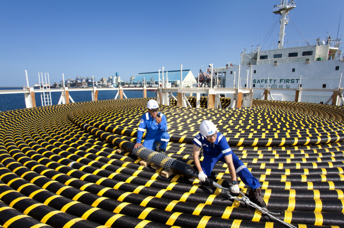 LS　Cable　workers　near　Donghae　Port　moving　underwater　cables　for　shipment