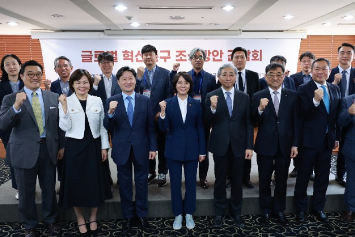 South　Korean　Minister　of　SMEs　and　Startups　Lee　Young　(from　left　fourth　in　first　row)