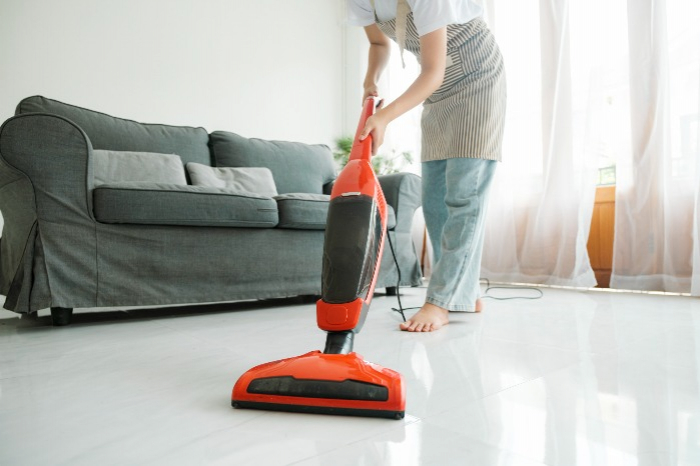 A　woman　cleaning　house　(Courtesy　of　Getty　Images)