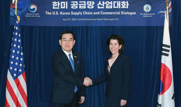 Korea’s　Industry　and　Trade　Minister　Lee　Chang-yong　(left)　shakes　hands　with　his　US　counterpart　Gina　Raimondo　after　a　supply　chain　dialogue　in　Washington,　D.C.　in　April　2023