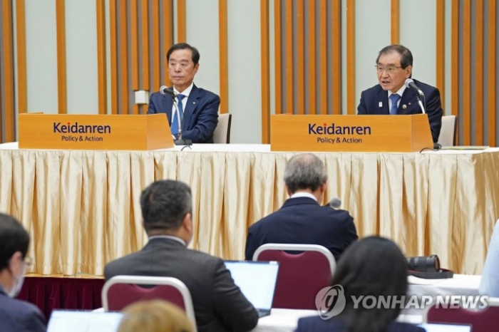 Kim　Byong-joon　(left),　acting　chairman　of　the　FKI,　and　Masakazu　Tokura,　chairman　of　Keidanren　discuss　their　partnership　fund　at　Keidanren's　headquarters　in　Tokyo　on　May　10　(Courtesy　of　Yonhap　News)
