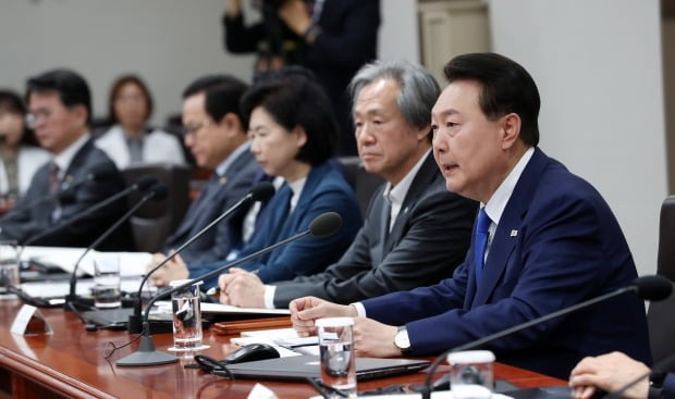 South　Korean　President　Yoon　Suk　Yeol　(first　right)　speaks　at　the　meeting　of　the　Central　Disaster　and　Safety　Countermeasures　Headquarters　on　May　11,　2023　(Courtesy　of　Yonhap)
