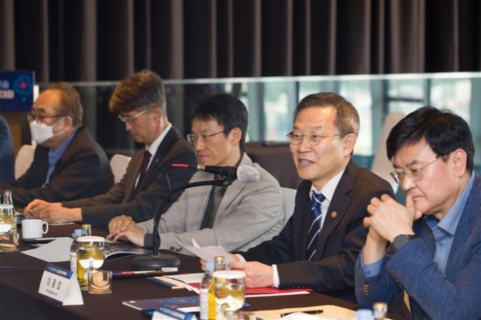 Korea's　Science　Minister　Lee　Jong-ho　(second　from　right)　speaks　during　a　national　strategic　forum　on　quantum　technology　development　organized　by　Korea's　Ministry　of　Science　and　ICT　on　May　10,　2023