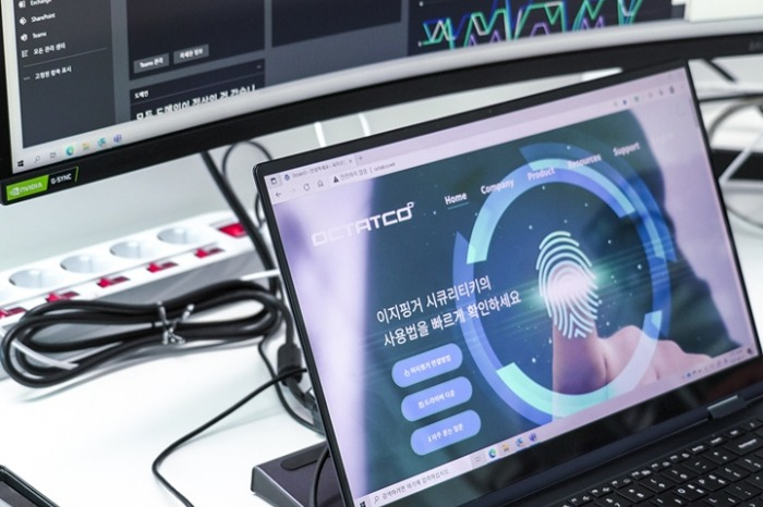 EzQuant,　the　world's　first　fingerprint　recognition　security　key　developed　by　SK　Telecom,　IDQ　and　Octatco　based　on　the　QRNG　technology　(Courtesy　of　SK　Telecom)