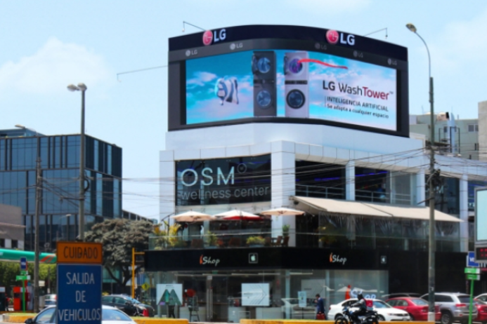 LG　Electronics'　120-square-meter　LED　billboard　installed　in　Lima,　Peru