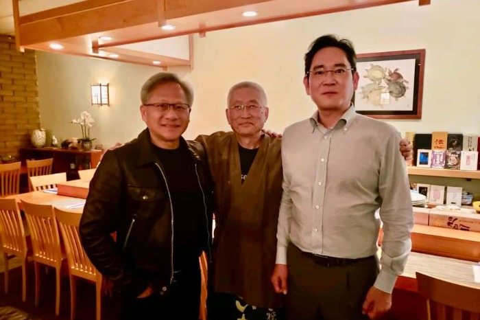 Nvidia　Corp.’s　Jensen　Huang　(left)　and　Samsung　Electronics　Co.　Chairman　Lee　Jae-yong　(right)　meet　at　a　Japanese　restaurant　in　Silicon　Valley　on　May　10,　2023