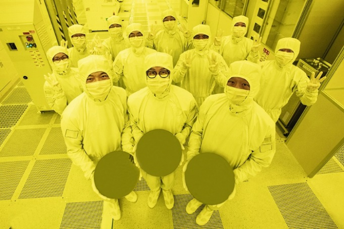 Samsung　Electronics　was　the　first　in　the　world　to　mass　produce　3　nm　chips　using　Gate-All-Around　(GAA)　technology　in　June　2022　(Courtesy　of　Samsung　Electronics)